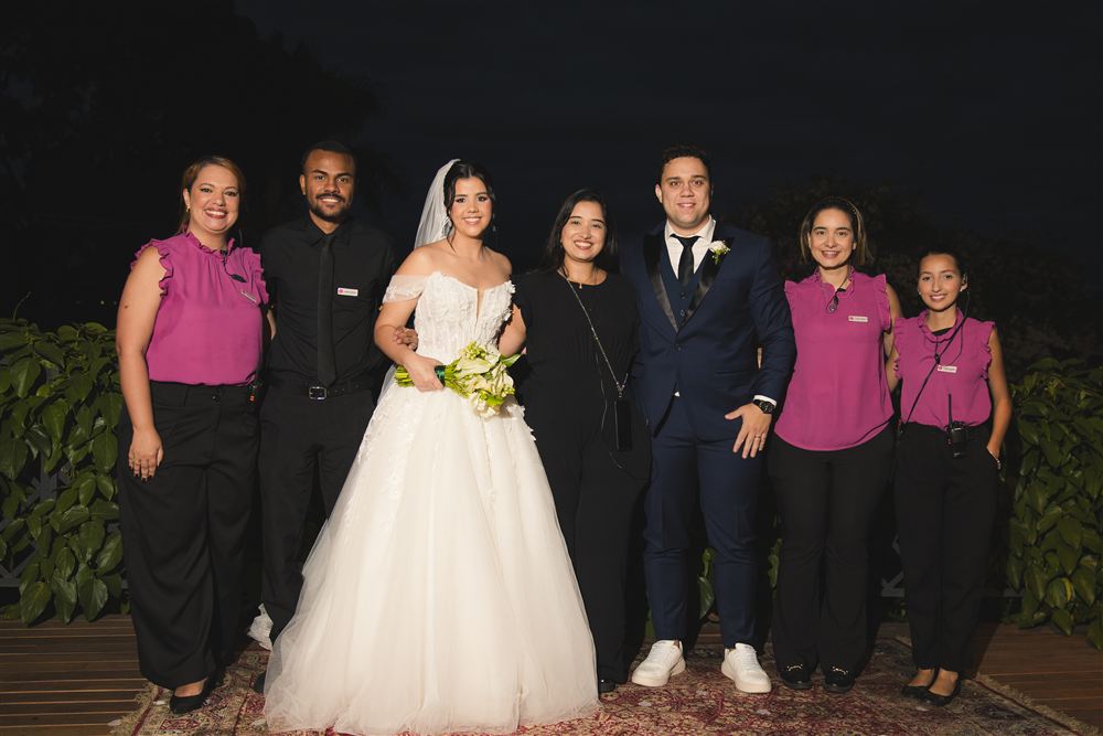 Camila Sanches e equipe com os noivos em Belo Horizonte